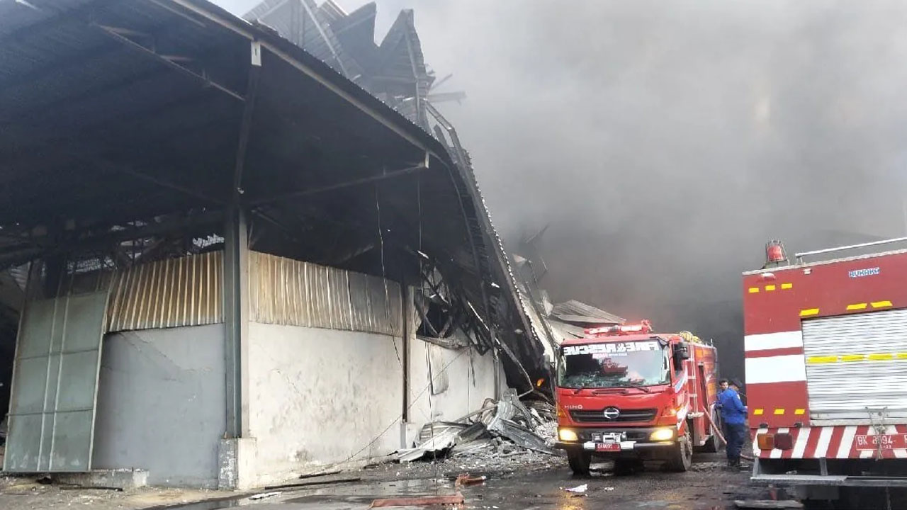 Damkarmat Kerahkan 150 Personel dan 20 Armada Padamkan Pabrik Terbakar