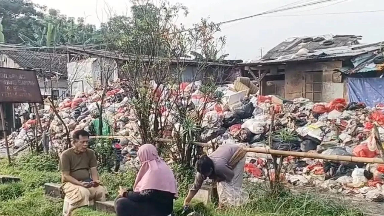 Warga Keluhkan Bau dan Jalan Becek Imbas Sampah di TPS Rawadas