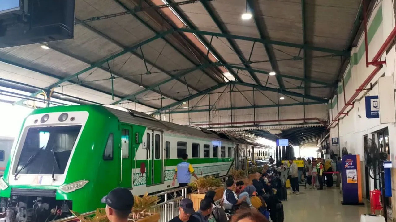 KAI Madiun: Hari Kedua Lebaran, Penumpang Masih Padati Stasiun